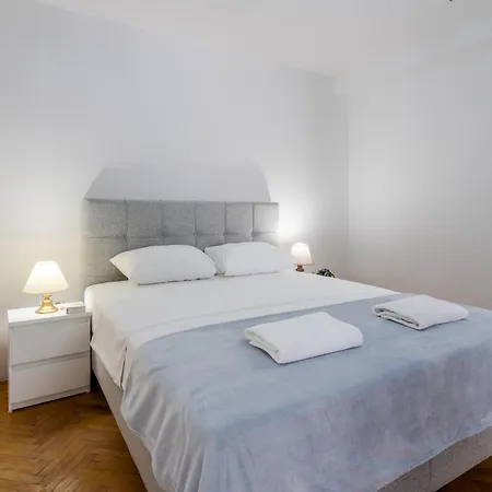 Quiet With Free Parking Apartment