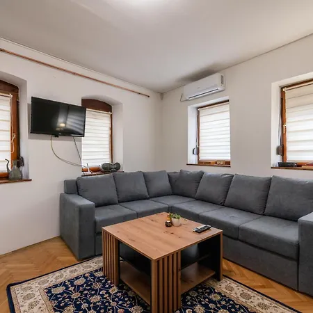 Quiet With Free Parking Apartment *