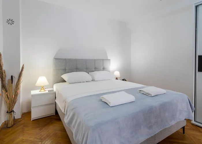 Quiet With Free Parking Апартаменты