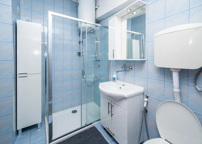 Quiet With Free Parking Апартаменты