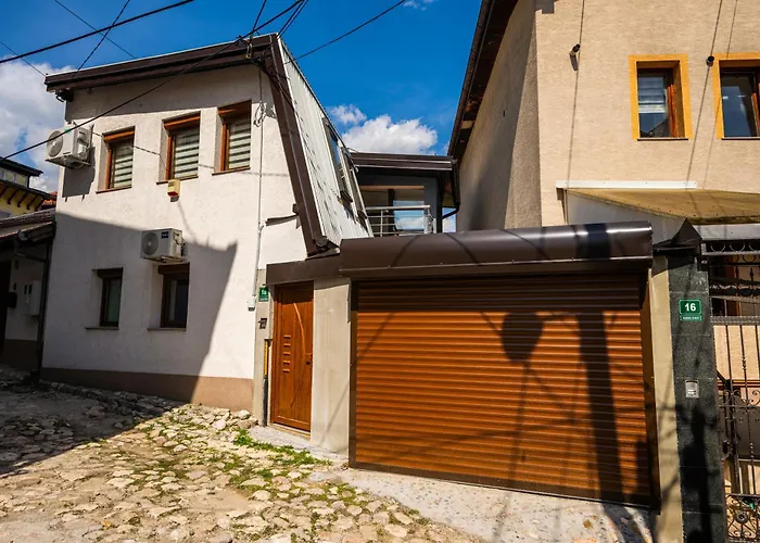 Quiet With Free Parking Апартаменты *