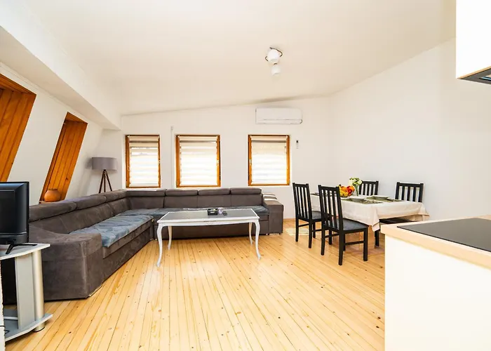 Quiet With Free Parking Апартаменты