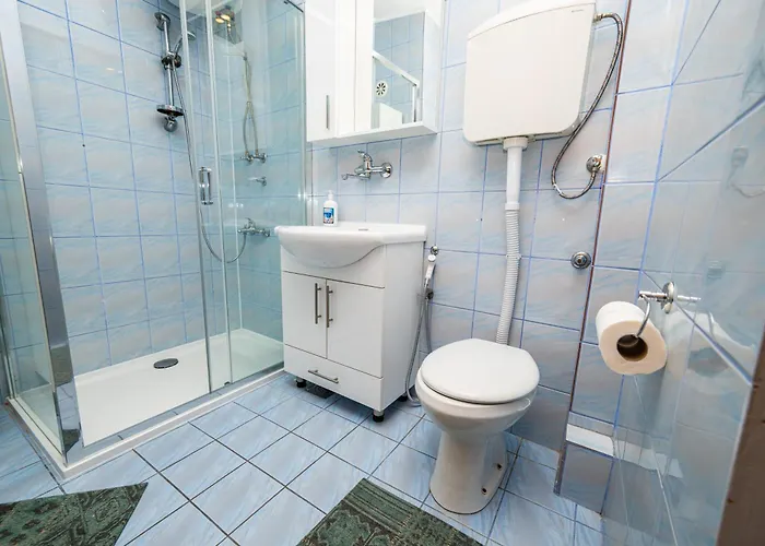 Quiet With Free Parking Апартаменты