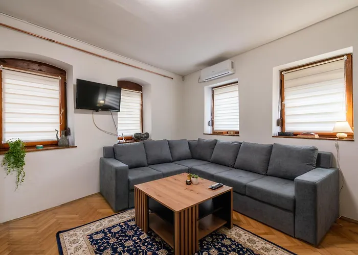 Quiet With Free Parking Апартаменты *